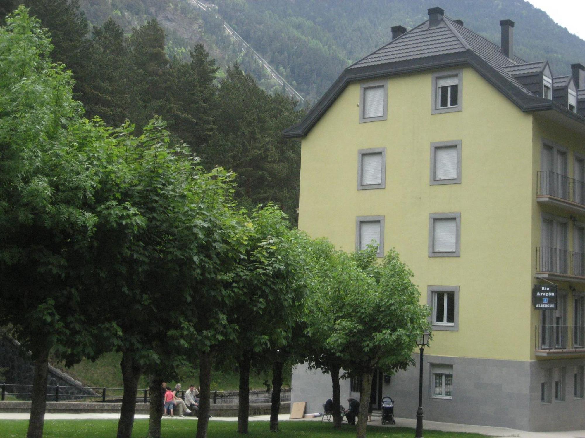 Albergue Turistico Rio Aragon Canfranc Ngoại thất bức ảnh